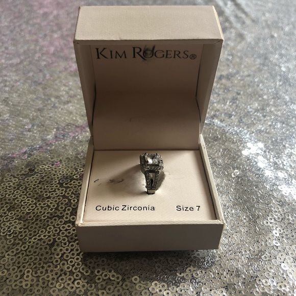 Gorgeous Princess Cut Cubic Zirconia Ring 💍 - Picture 8 of 9